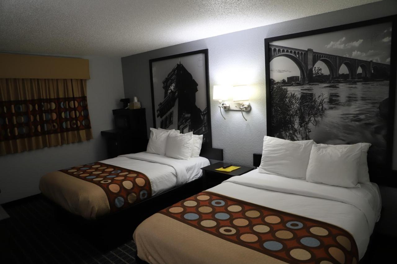 Queen Room - Smoking at Super 8 by Wyndham Richmond Airport VA