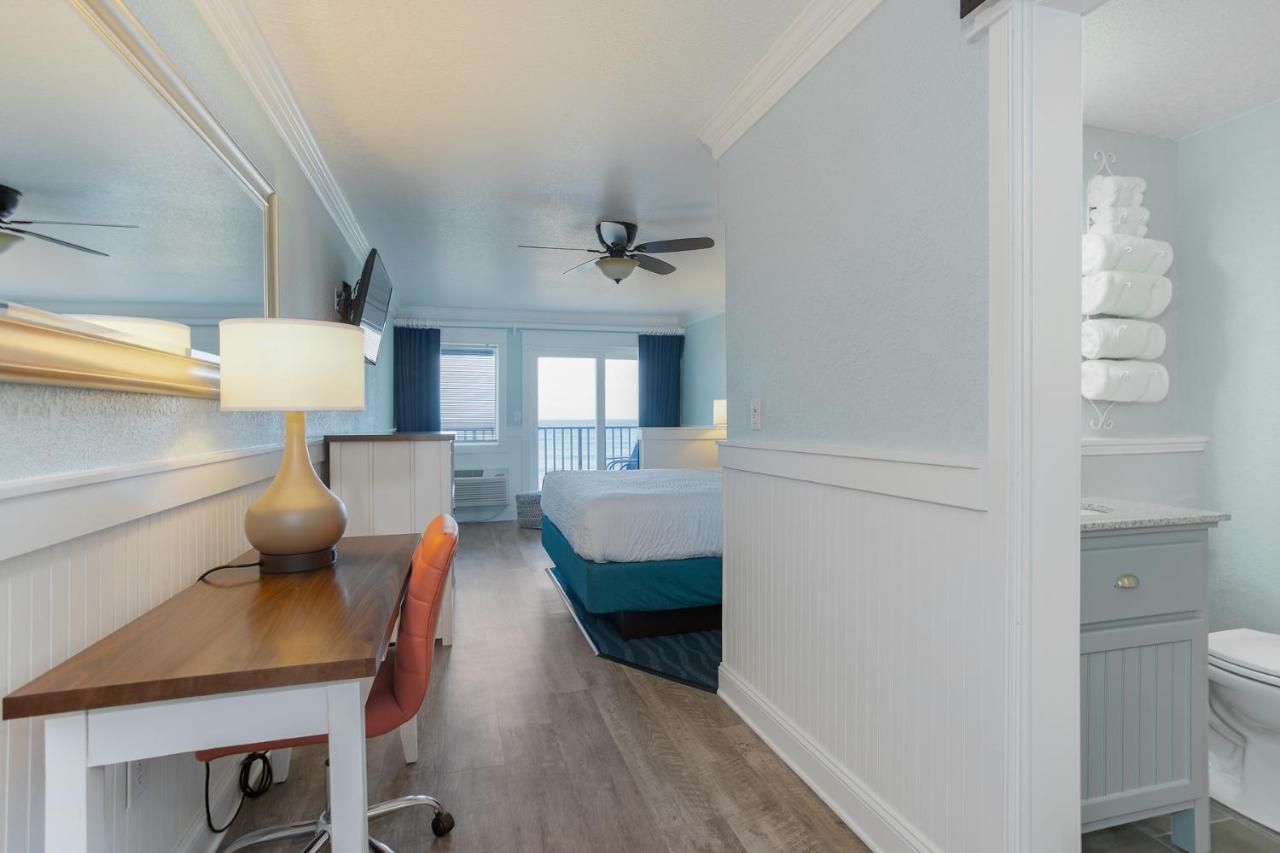 Premium - 1 King Bed Oceanfront - 4 Seasons - No Pets at John Yancey Oceanfront Inn