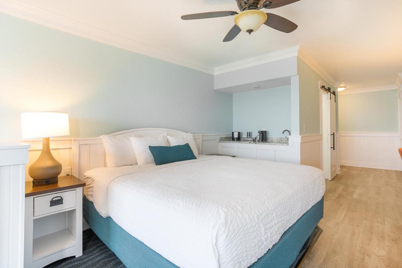 Deluxe - 1 King Bed Side View - 4 Seasons - No Pets at John Yancey Oceanfront Inn