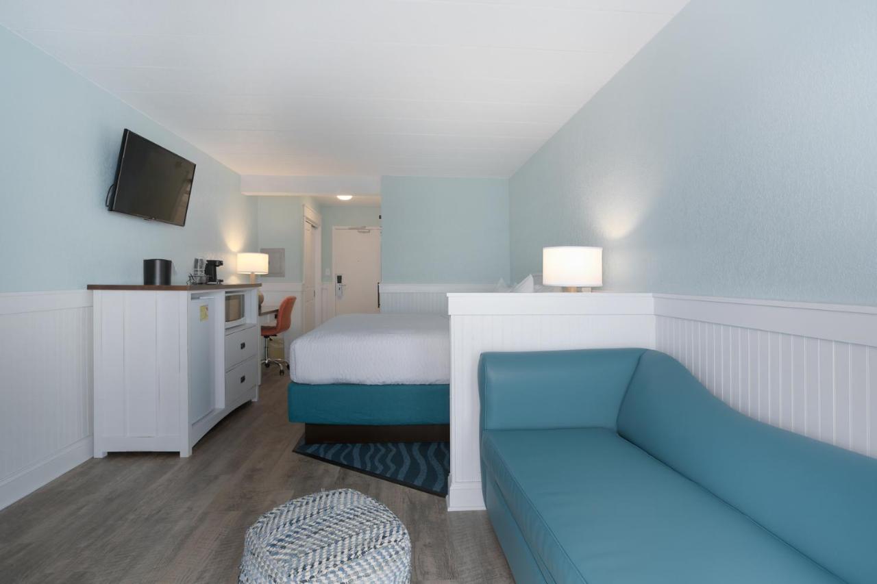 Deluxe - 1 King Bed Side View - 4 Seasons - No Pets at John Yancey Oceanfront Inn