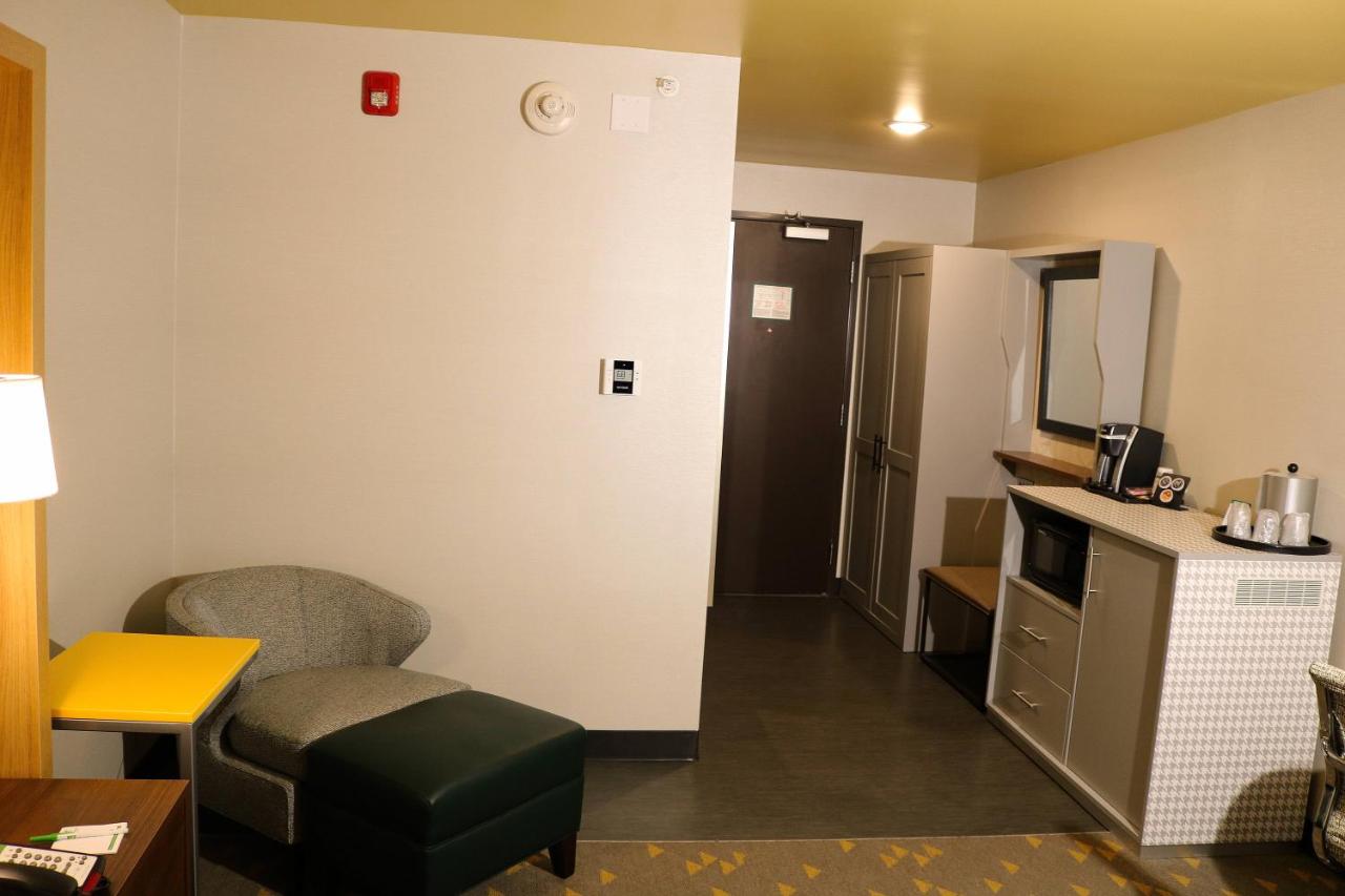 Leisure King Room - Non-Smoking at Holiday Inn Jonesboro by IHG