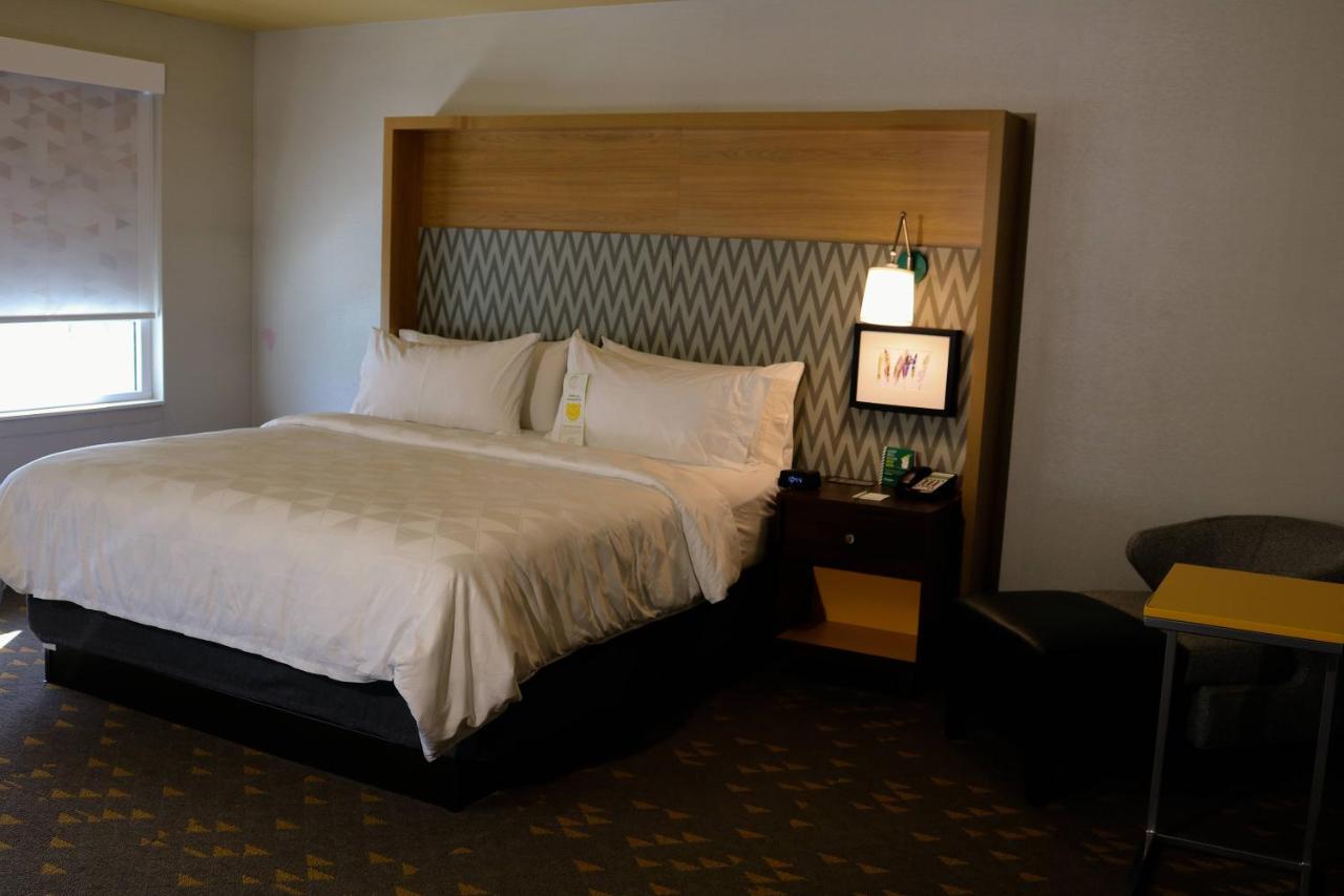 Leisure King Room - Non-Smoking at Holiday Inn Jonesboro by IHG