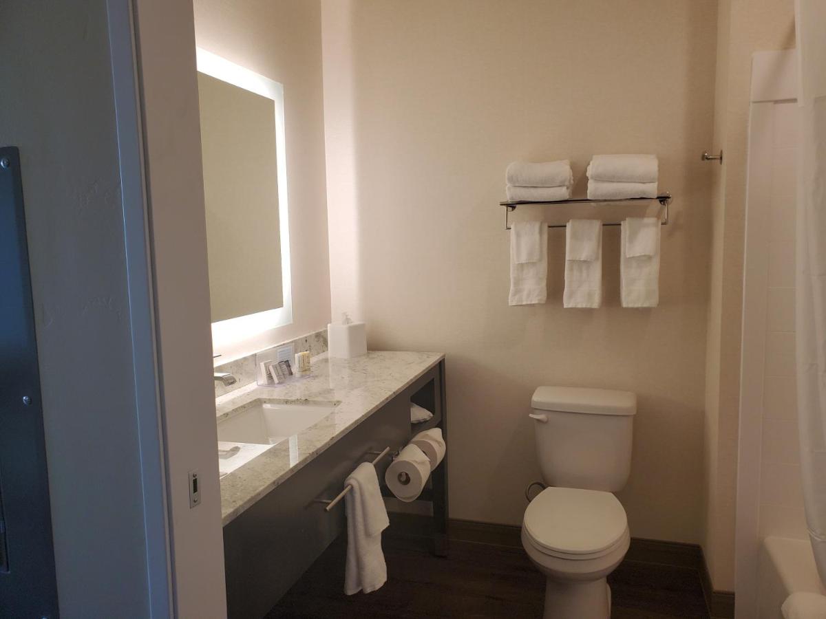Single King at Simple Suites Boise Airport