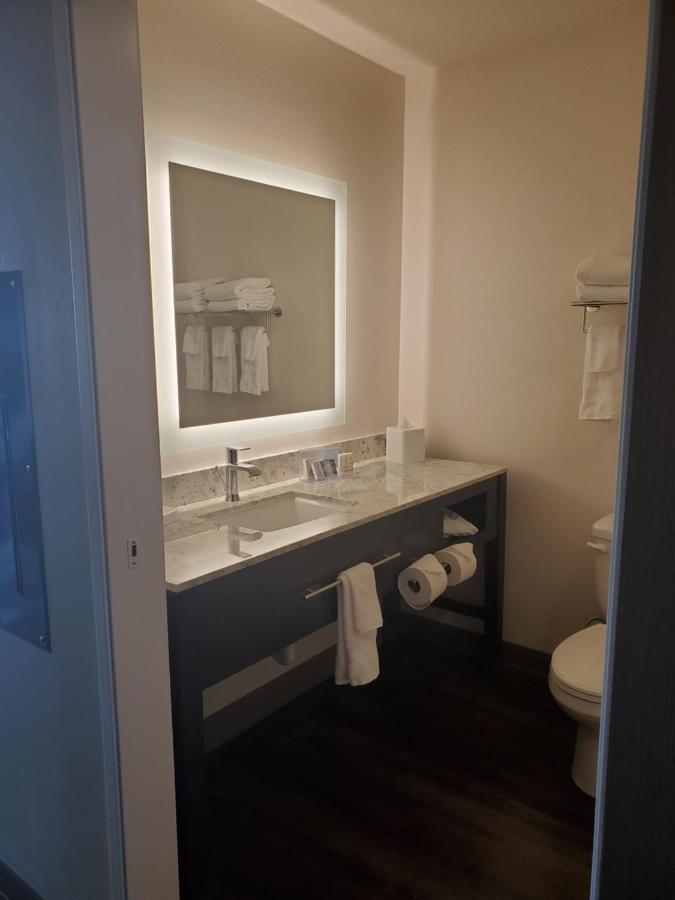 Single King at Simple Suites Boise Airport