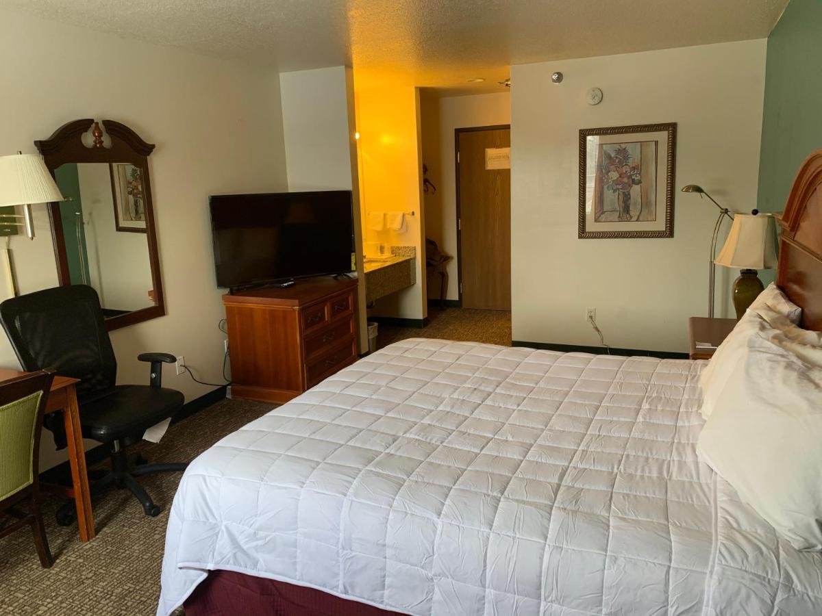King Room at Americas Best Value Inn Gaylord