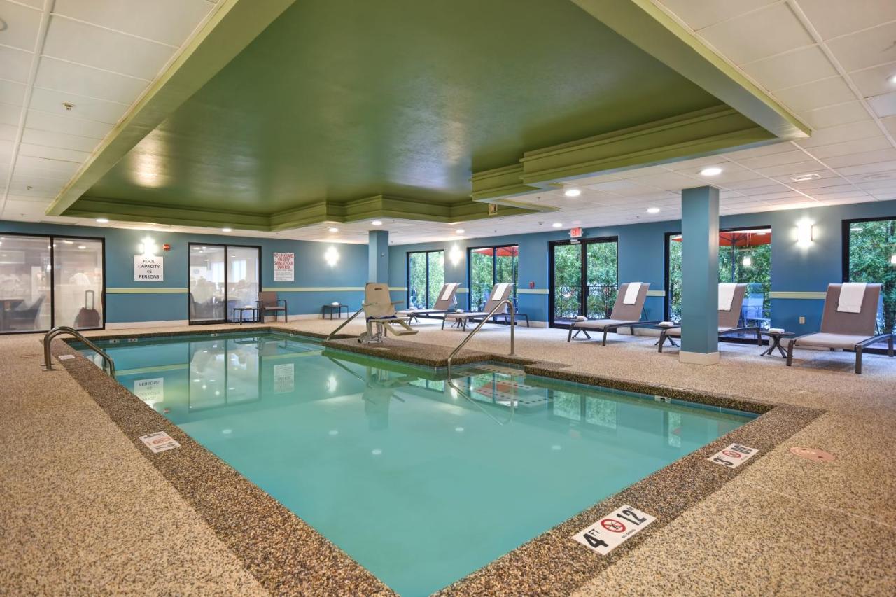 | Holiday Inn Express Newport North - Middletown, an IHG Hotel