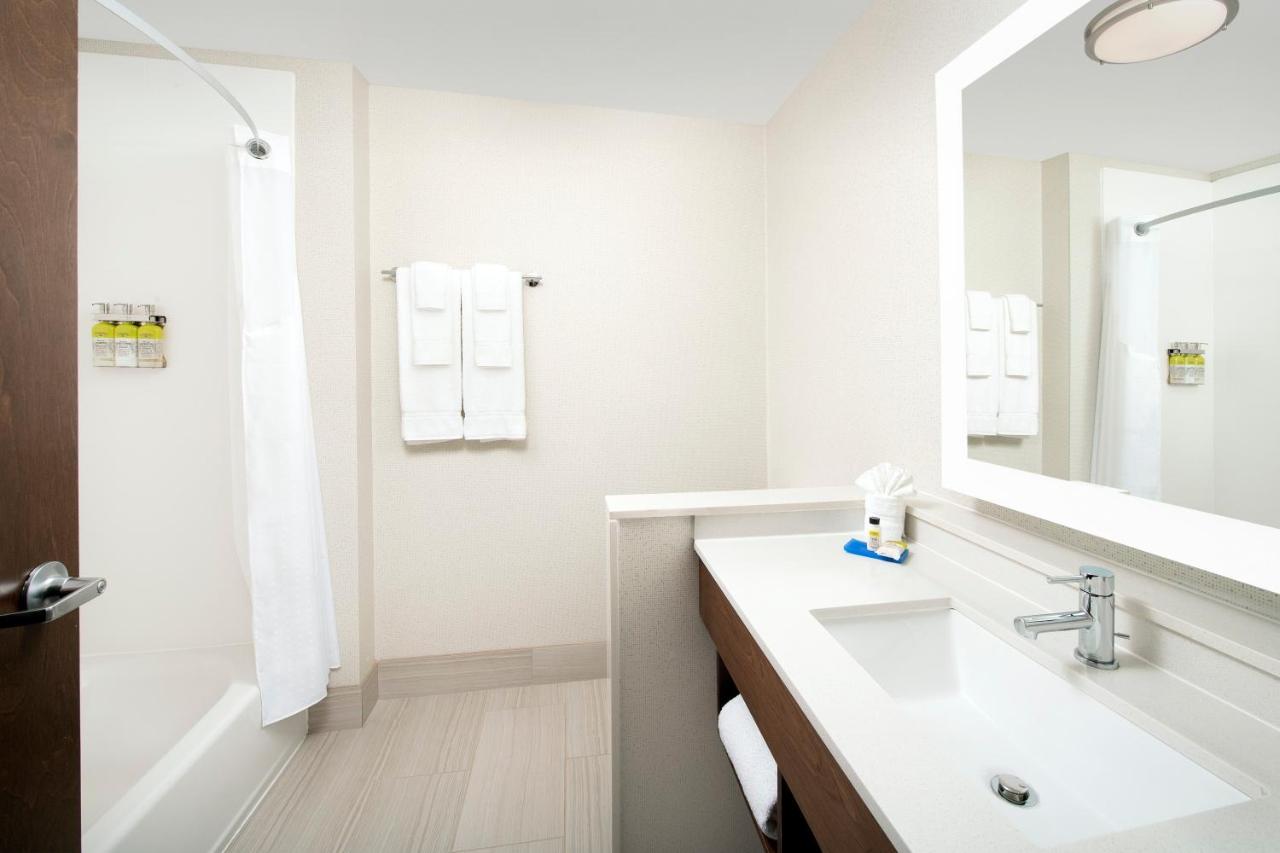 | Holiday Inn Express & Suites - North Brunswick, an IHG Hotel