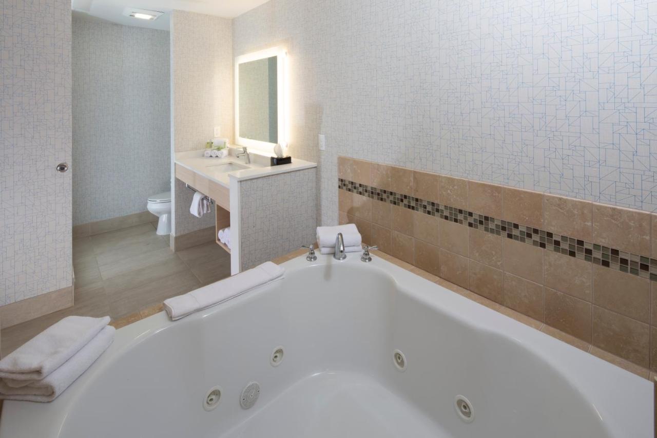 | Holiday Inn Express Rochester Hills, an IHG Hotel