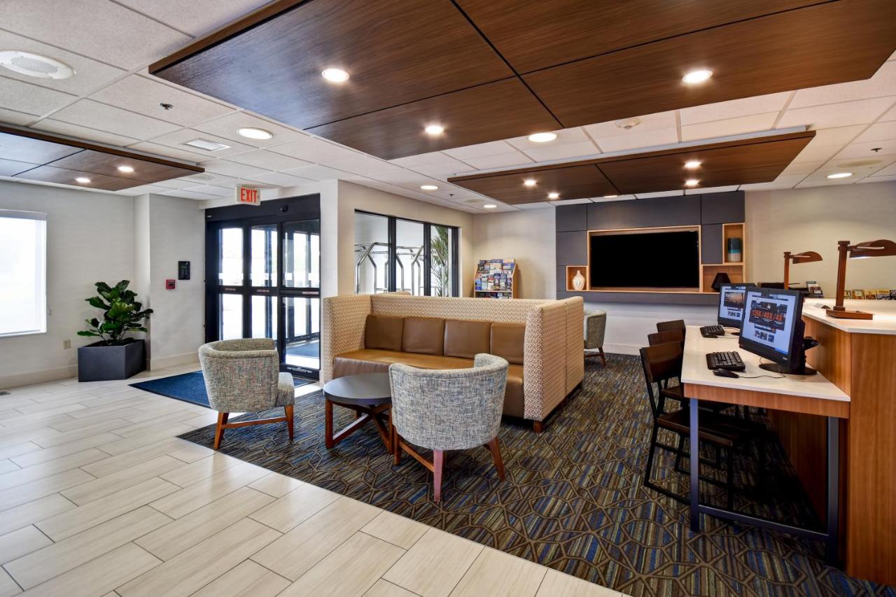 | Holiday Inn Express Newport North - Middletown, an IHG Hotel
