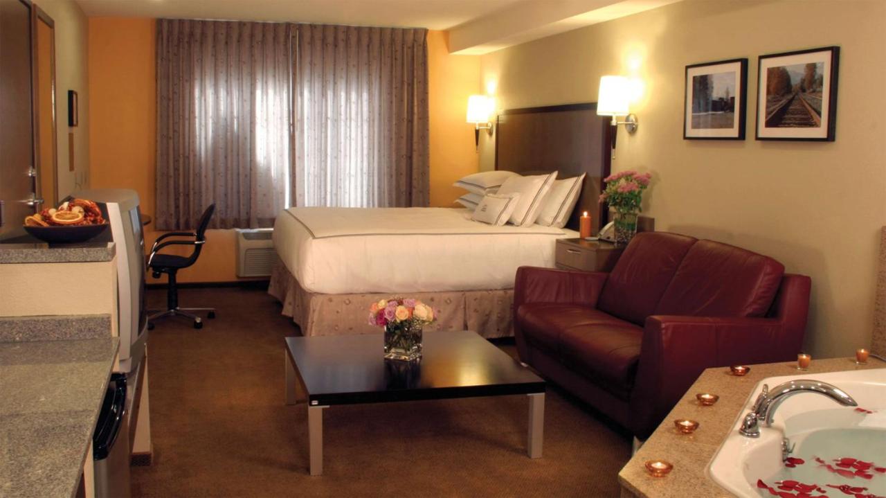 Deluxe King Room - Non-Smoking at Best Western Snowcap Lodge