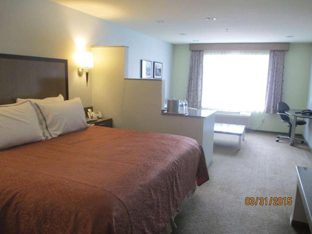 Deluxe King Suite - Non-Smoking at Best Western Snowcap Lodge