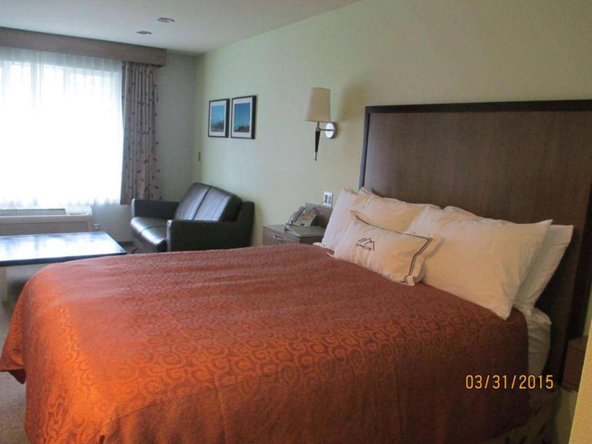 Deluxe Queen Room - Non-Smoking at Best Western Snowcap Lodge