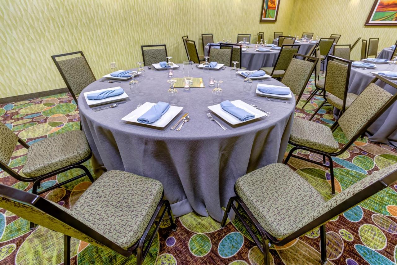 | Holiday Inn Indianapolis North-Carmel, an IHG Hotel