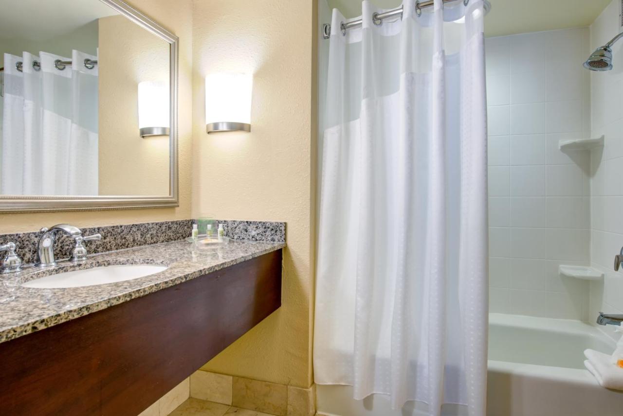 | Holiday Inn Indianapolis North-Carmel, an IHG Hotel