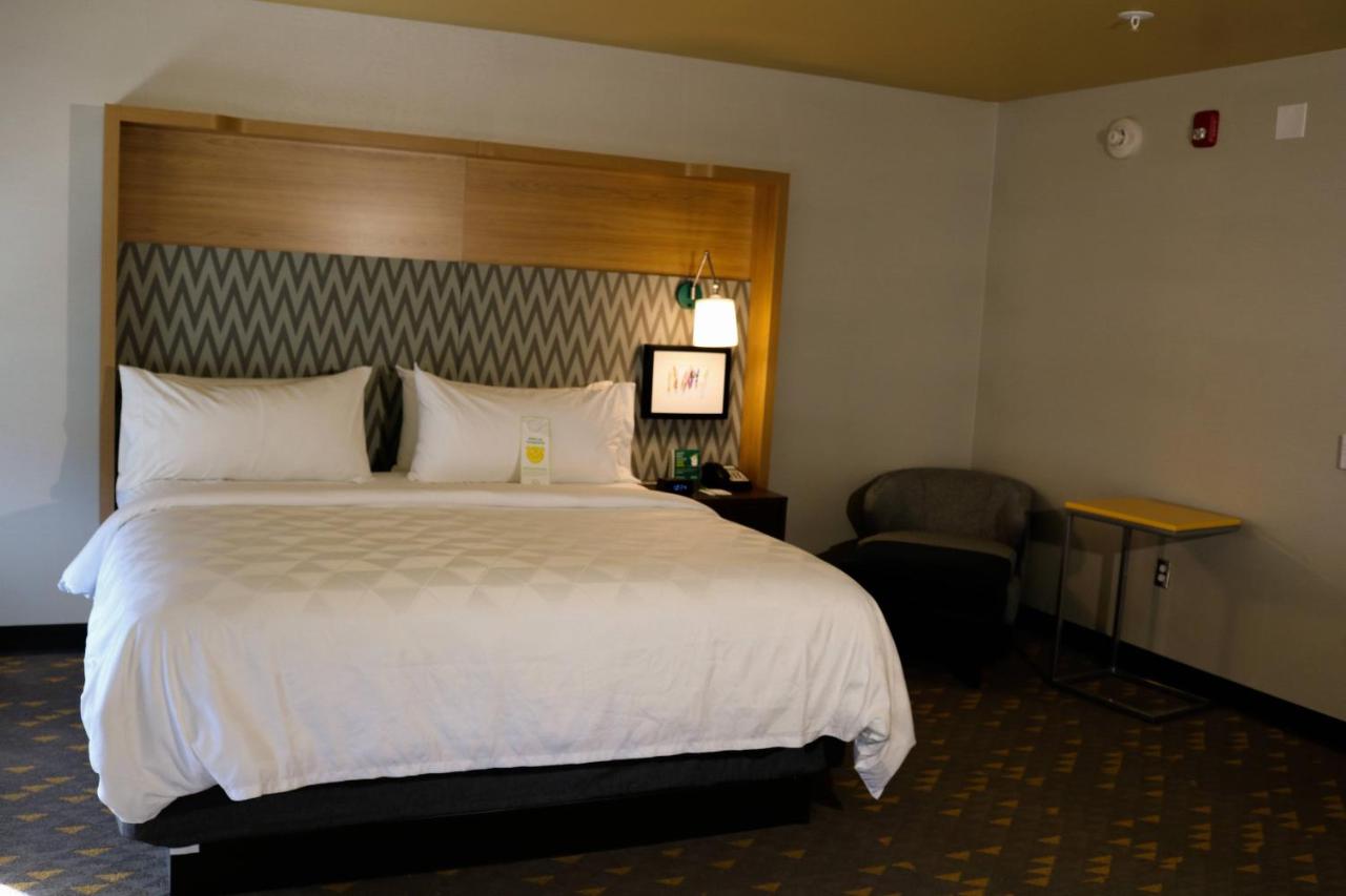 Leisure King Room - Non-Smoking at Holiday Inn Jonesboro by IHG
