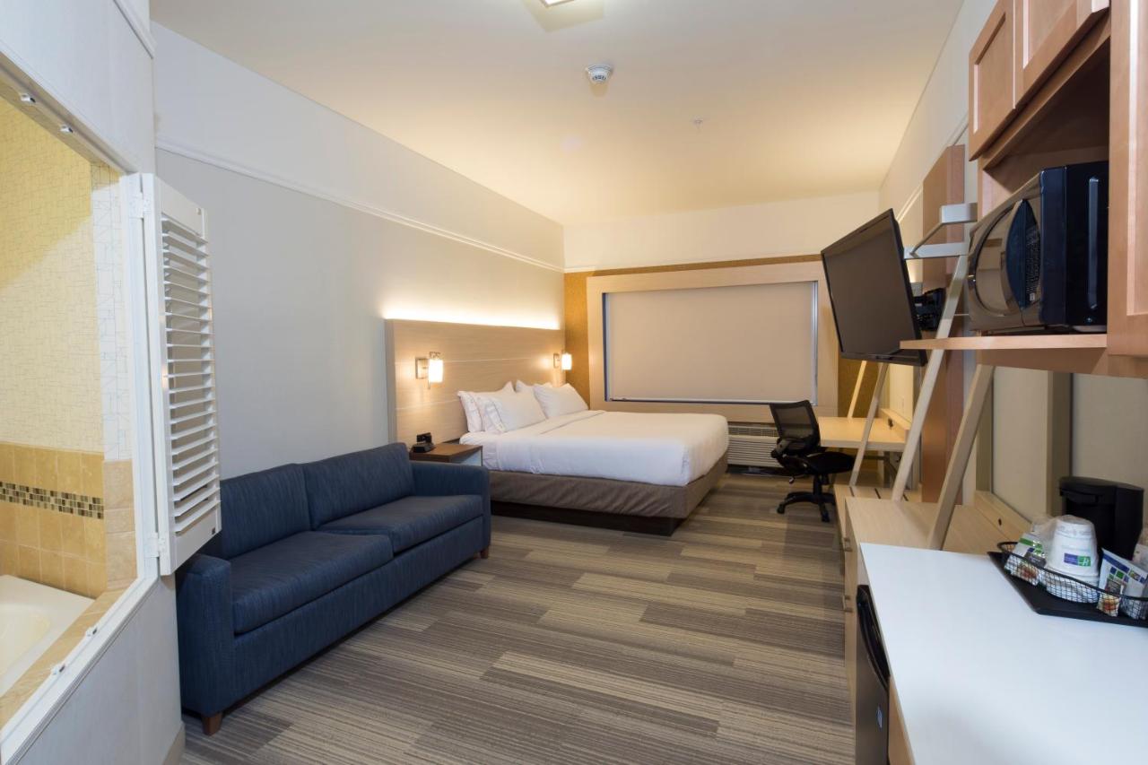 | Holiday Inn Express Rochester Hills, an IHG Hotel