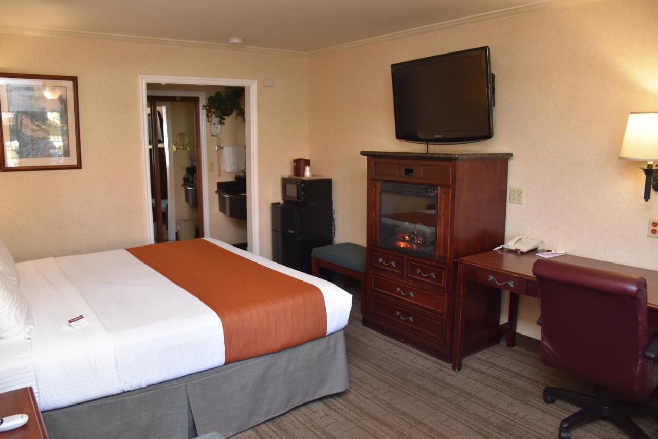 Deluxe King Room at Dynasty Suites Redlands