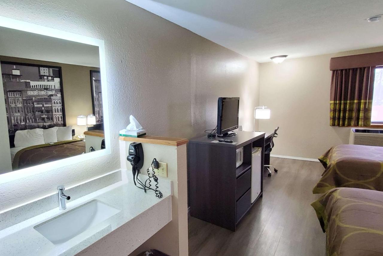 | Super 8 by Wyndham Paris