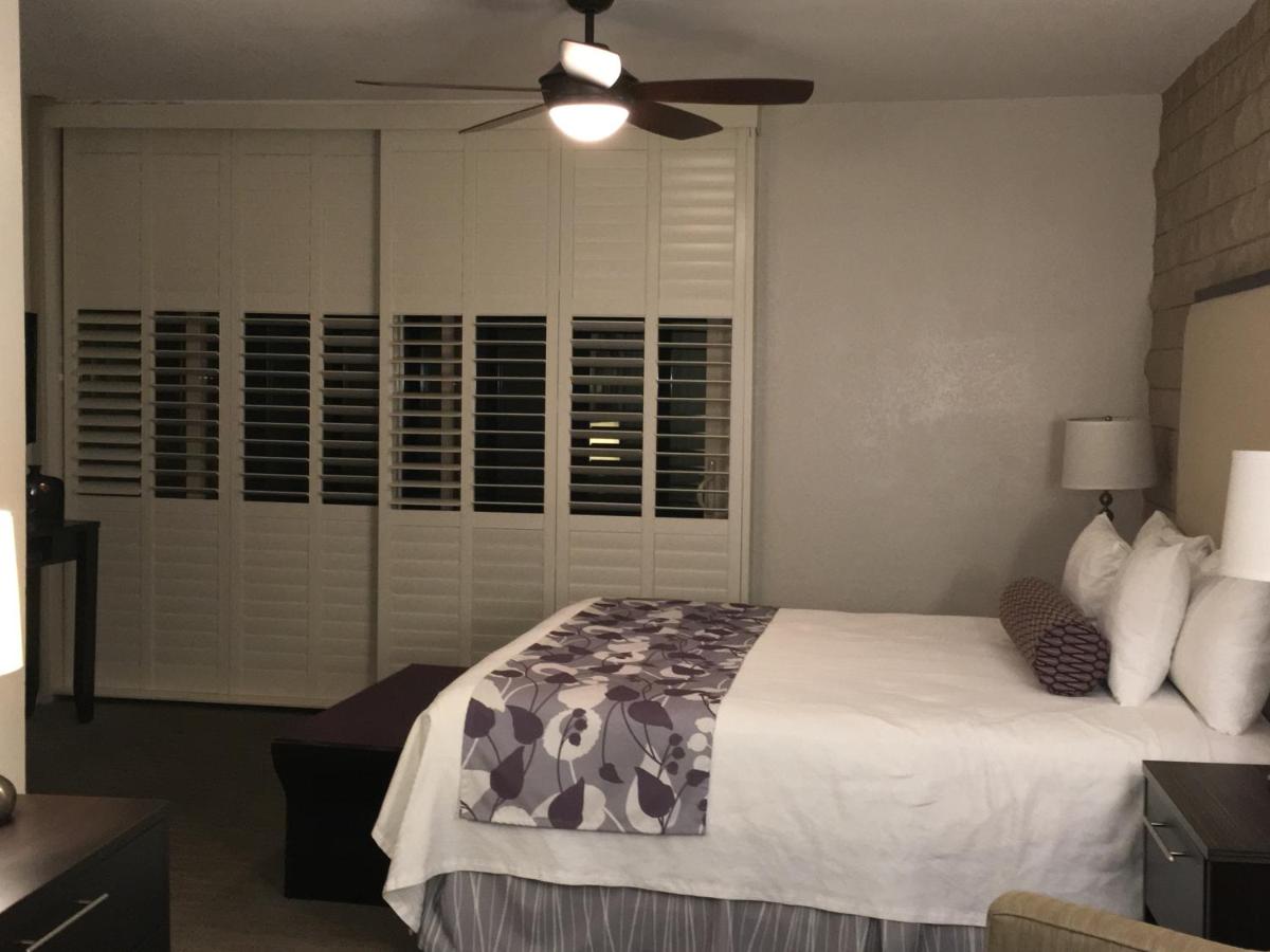 Deluxe Apartment at GetAways at Palm Springs Tennis Club