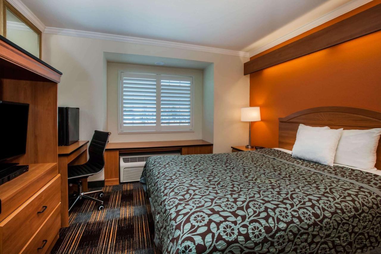 Queen Room - Mobility Access/Non-Smoking at Days Inn & Suites by Wyndham Antioch