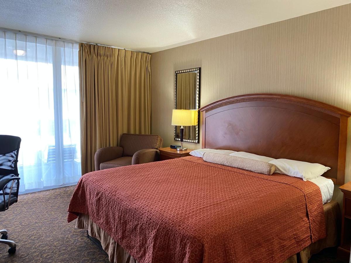 King Room with Balcony at Royal Pacific Motor Inn