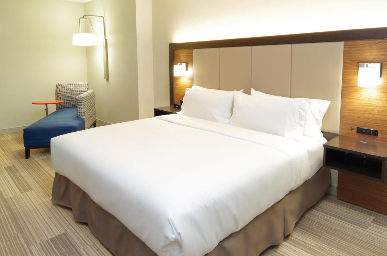 King Room - Mobility Access/Hearing Accessible at Holiday Inn Express Hotel & Suites Phoenix North Scottsdale by IHG