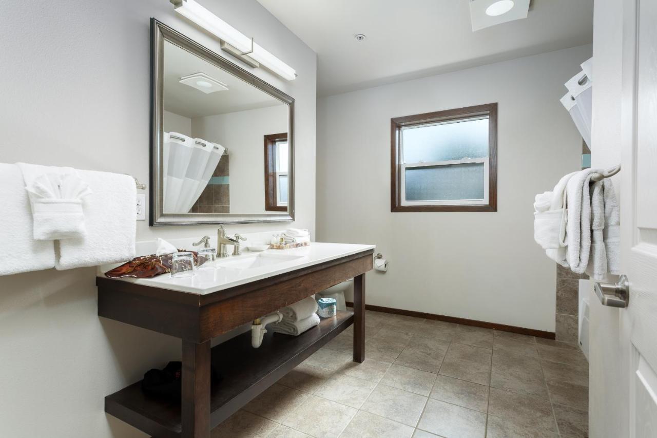 Two-Bedroom Suite: Ocean View at Inn at Nye Beach