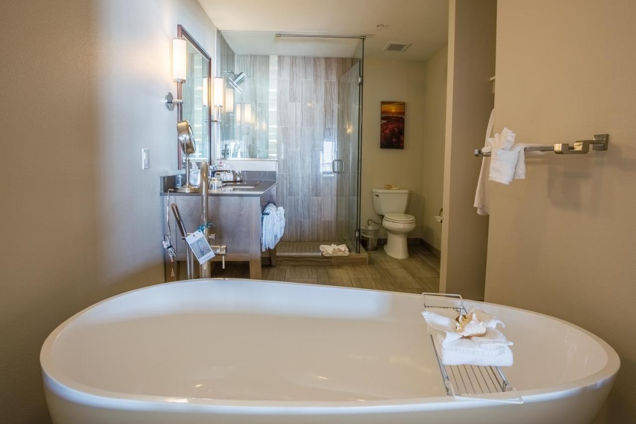 Deluxe King Studio: Ocean View at Inn at Nye Beach