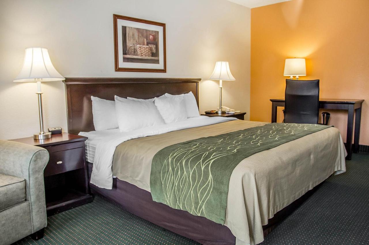 Standard Room, 1 King Bed with Ottoman, Non-Smoking at Quality Inn Riverside near UCR and Downtown