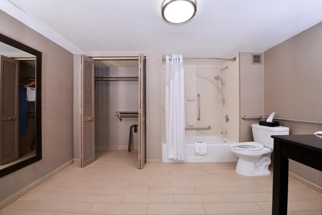 Queen Room with Bath Tub - Disability Access/Non-Smoking at Holiday Inn Express Burlington by IHG
