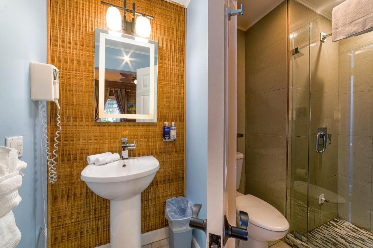 | Seascape Tropical Inn