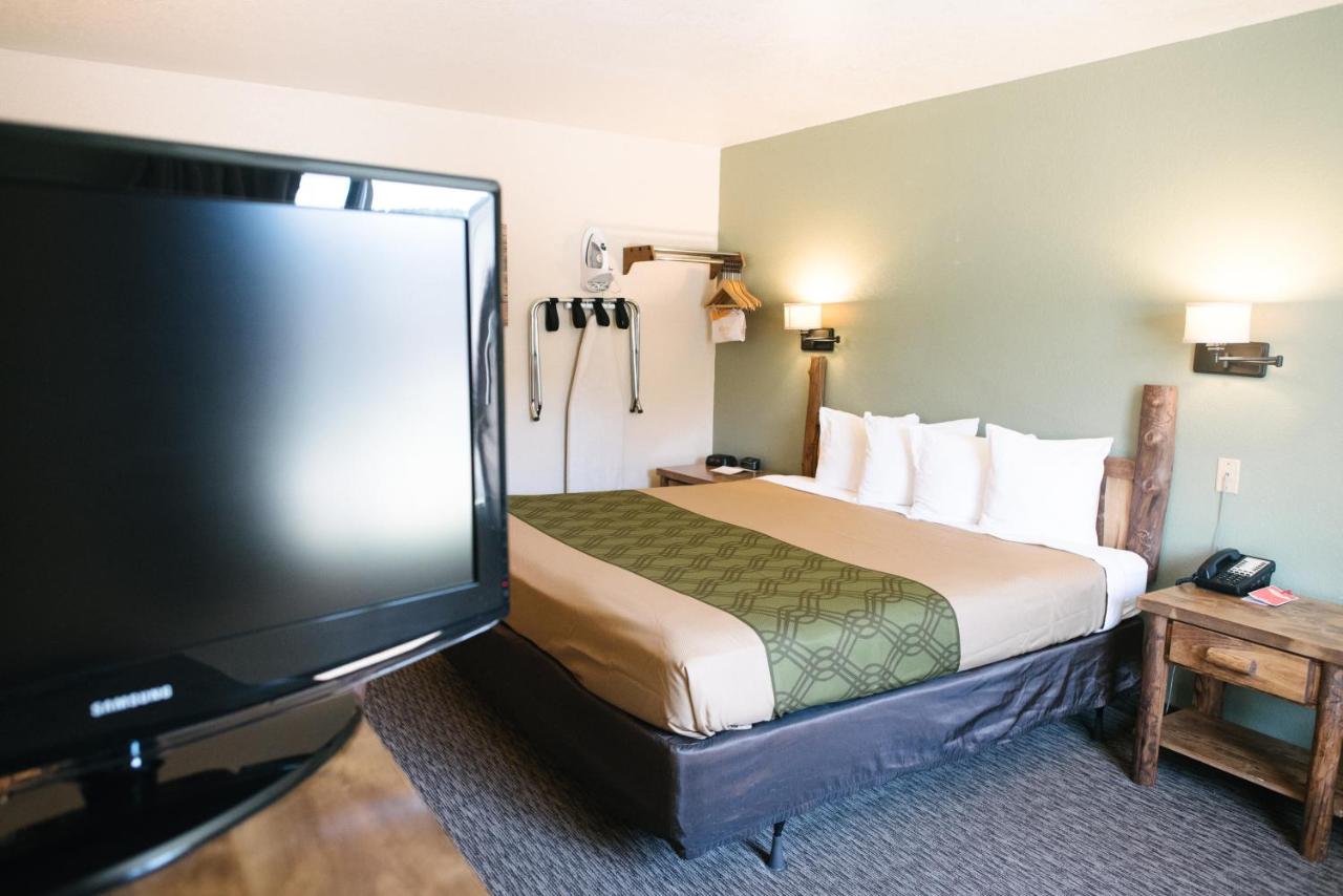 | Econo Lodge, Downtown Custer Near Custer State Park and Mt Rushmore