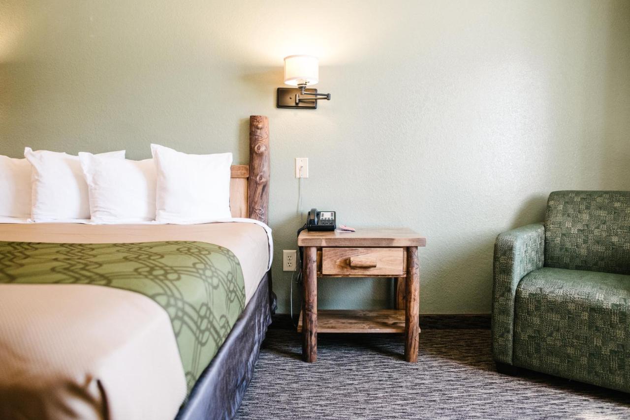 | Econo Lodge, Downtown Custer Near Custer State Park and Mt Rushmore