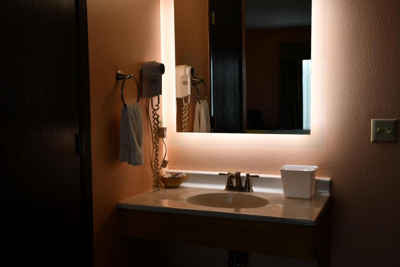 | Regency Inn & Suites Faribault