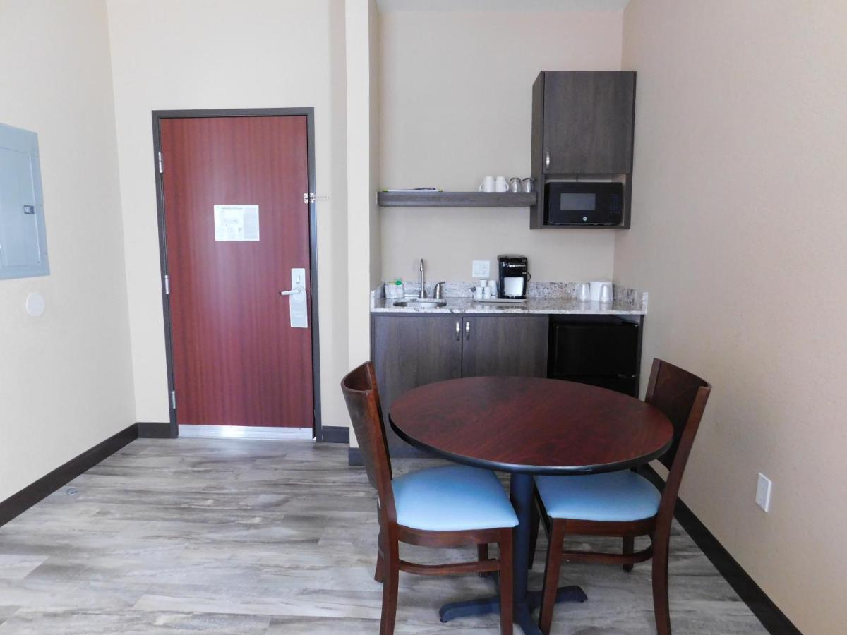 Deluxe Queen Suite at Island Suites