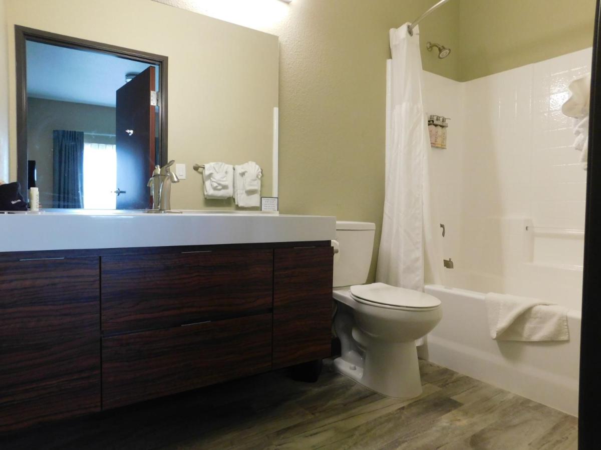 Deluxe Queen Suite at Island Suites
