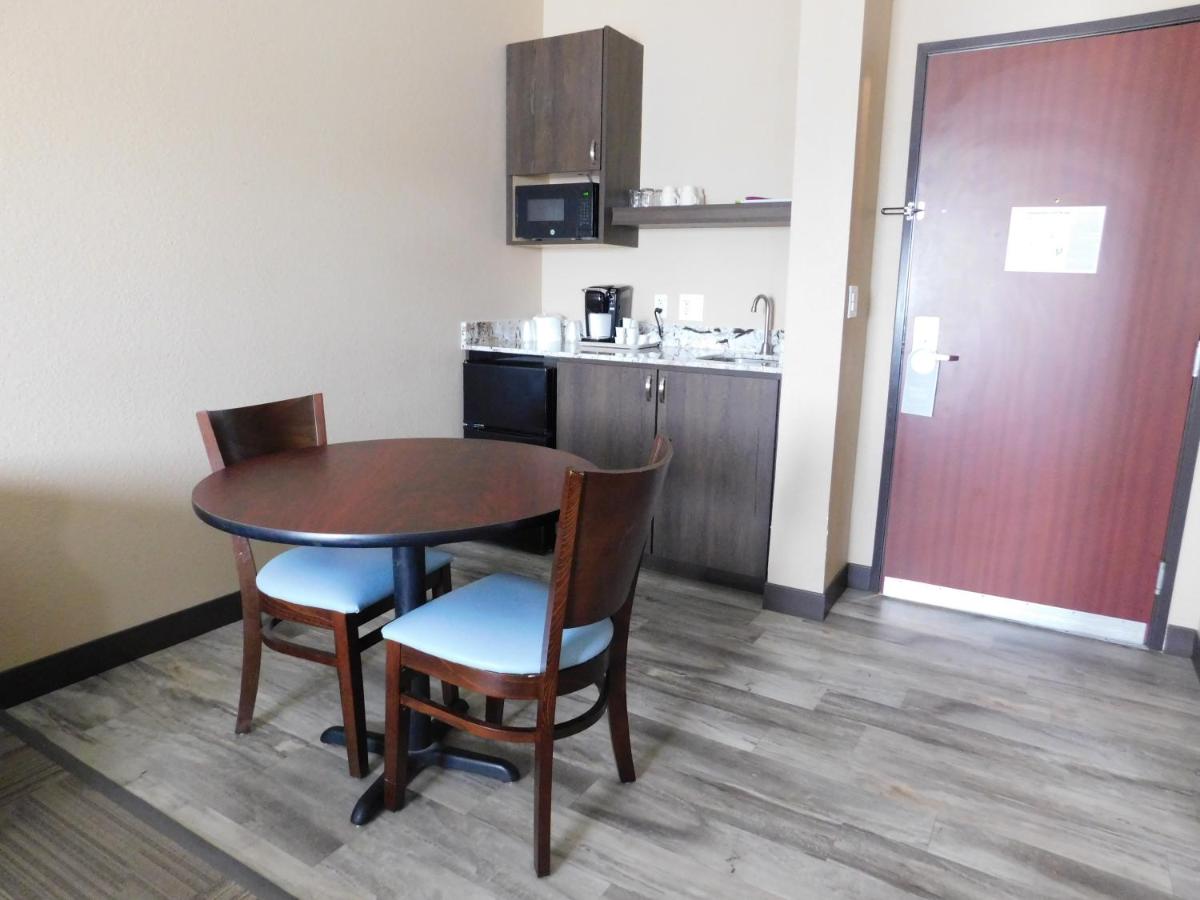 Deluxe Queen Suite at Island Suites