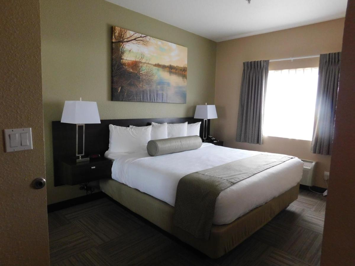 Deluxe Queen Suite at Island Suites