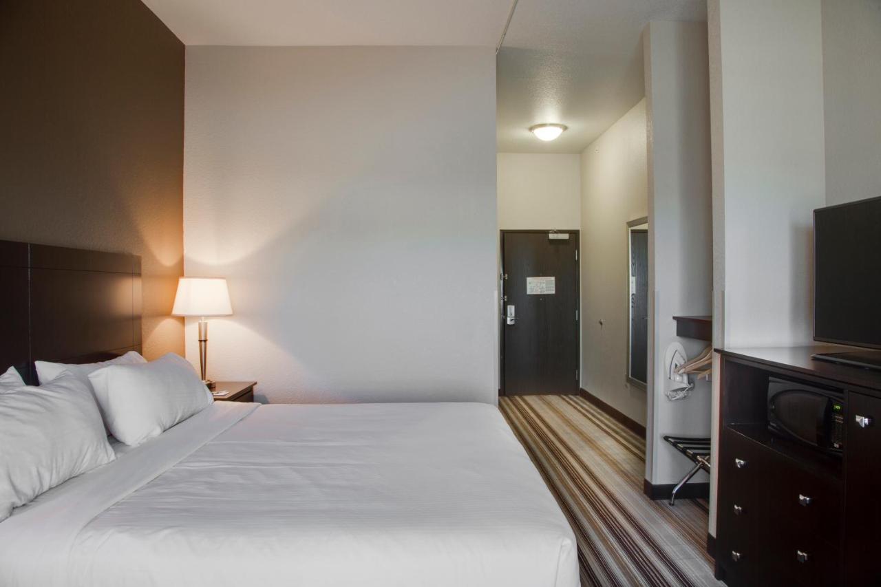 King Room - Hearing Accessible - Roll-in Shower at Holiday Inn Express & Suites Nevada by IHG