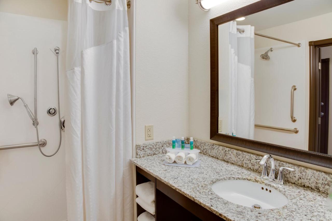 King Room - Hearing Accessible - Roll-in Shower at Holiday Inn Express & Suites Nevada by IHG