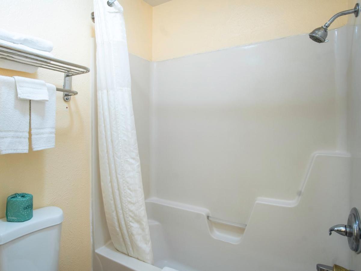 | Nendels Inn & Suites Dodge City Airport