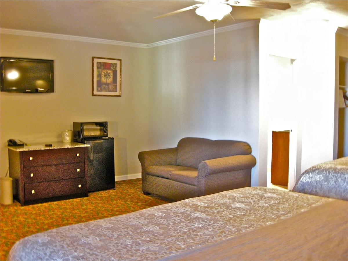 Deluxe King Suite - Non-Smoking at Global INN