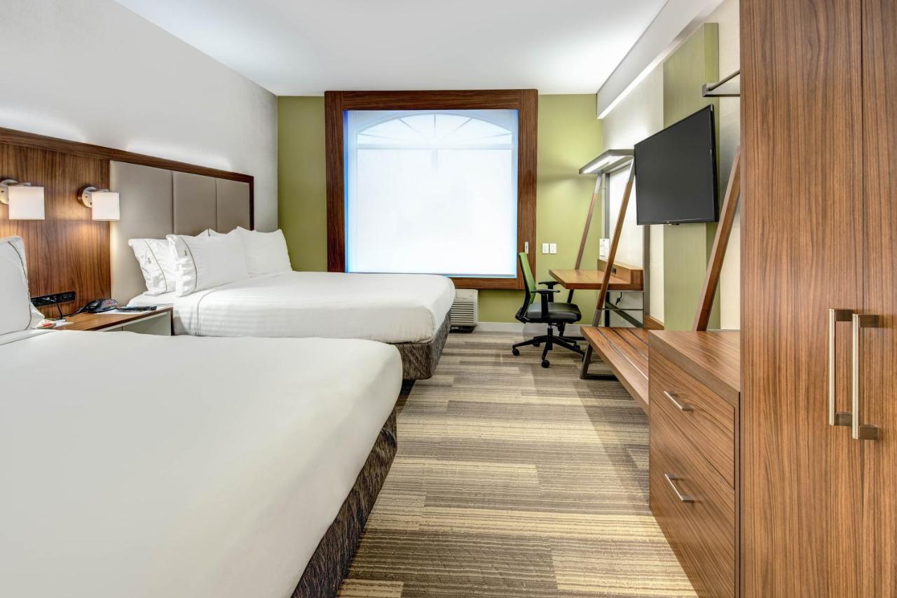 Queen Room with Two Queen Beds - Mobility Access Tub/Non-Smoking at Holiday Inn Express Woodbridge by IHG