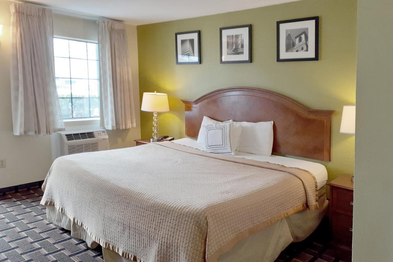 | Travelodge by Wyndham Savannah Midtown