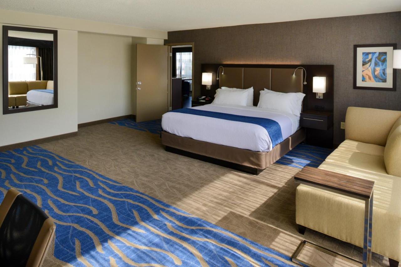 King Suite at Radisson Hotel St. Louis Downtown Convention Center