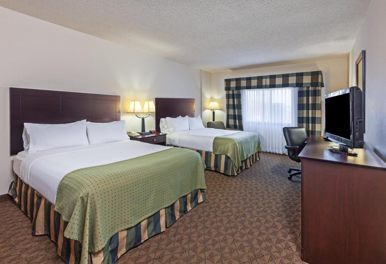 Queen Room with Two Queen Beds with Roll-In Shower Mobility Access/Hearing Accessible at Holiday Inn Springdale/Fayetteville Area, an IHG Hotel