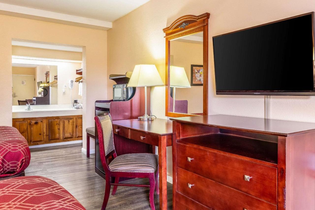 | Econo Lodge - Rocky Top