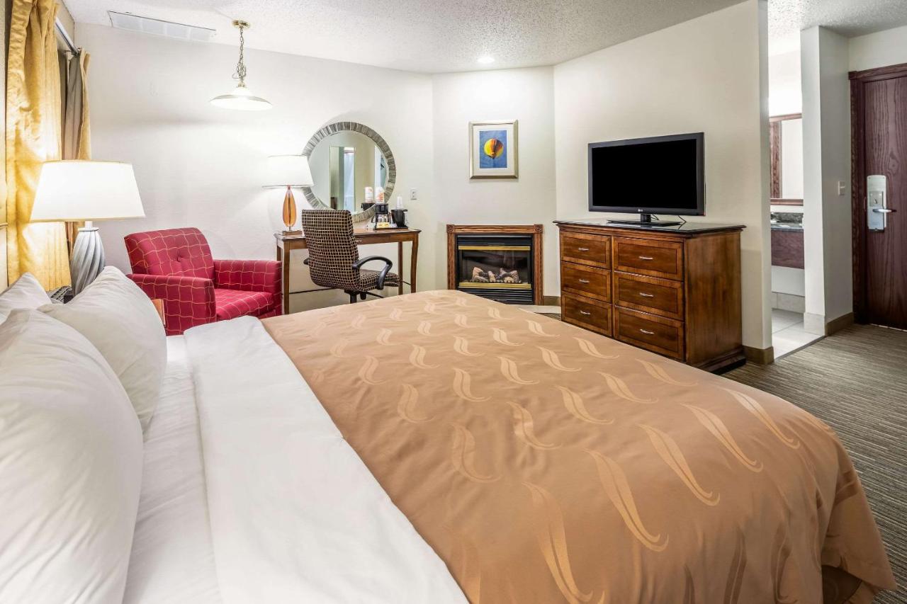 King Room with Fireplace - Non smoking at Quality Inn Keystone near Mount Rushmore