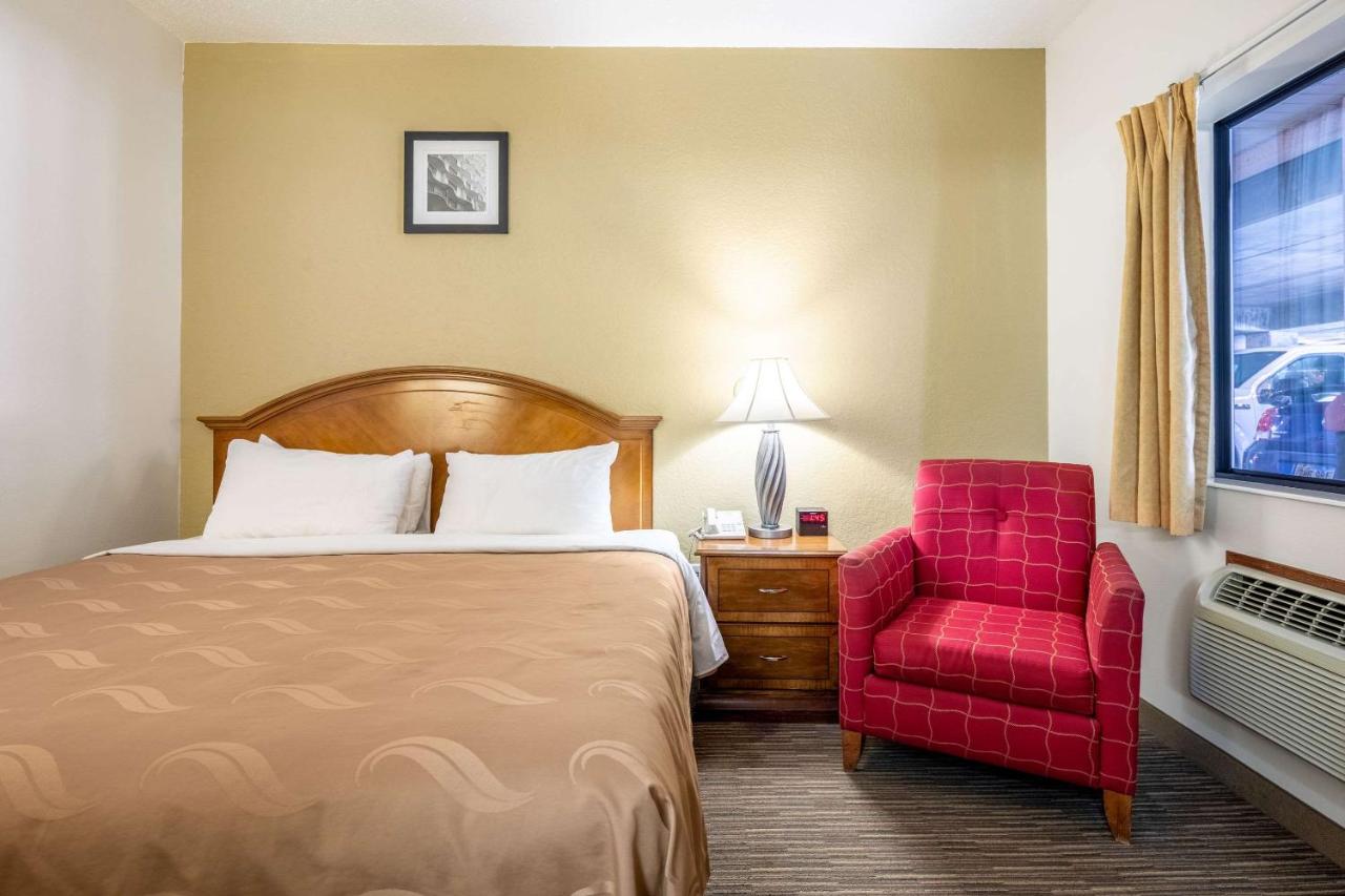 King Room - Accessible/Non-Smoking at Quality Inn Keystone near Mount Rushmore