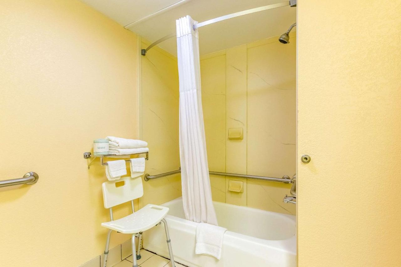| Econo Lodge - Rocky Top
